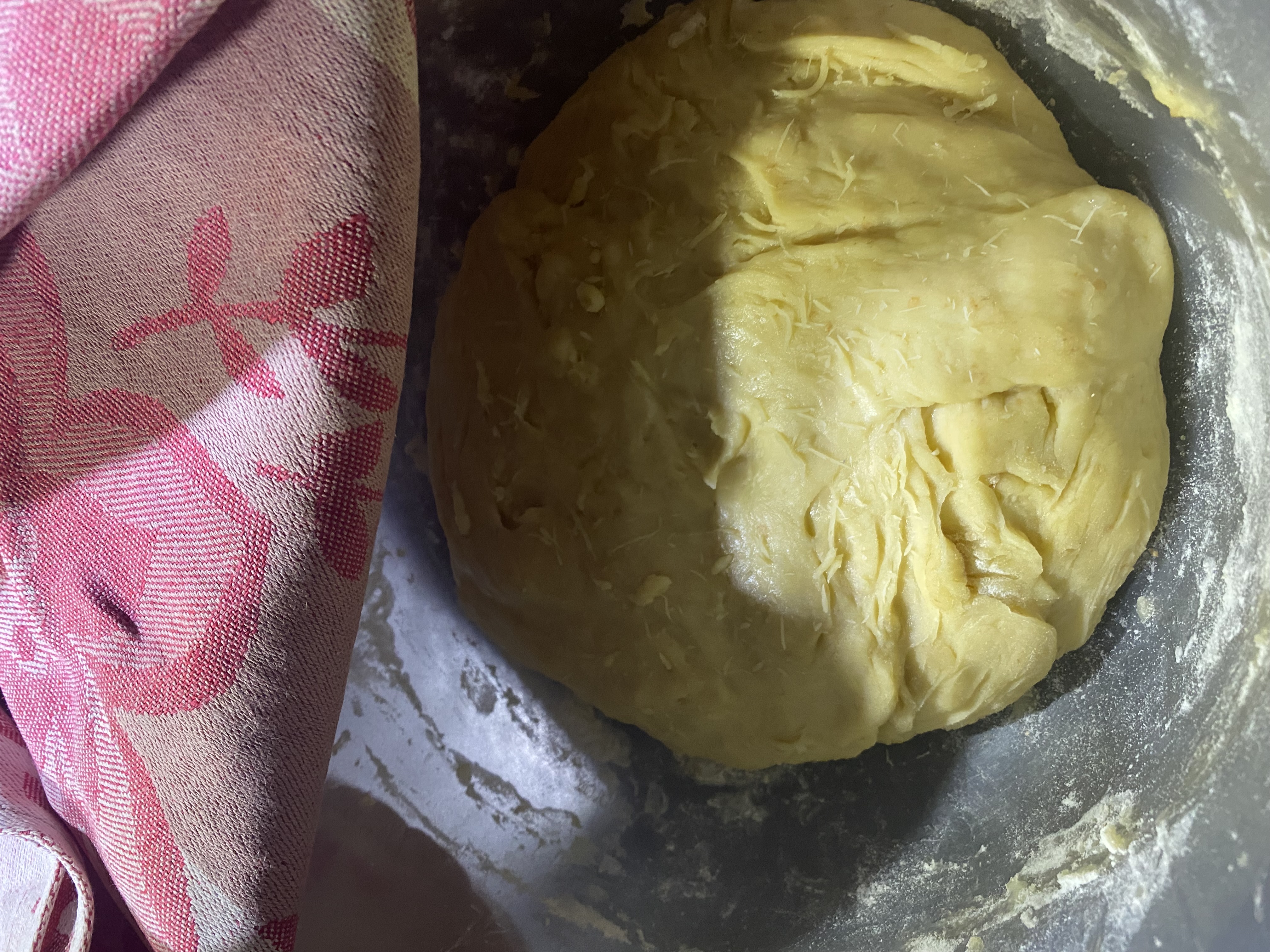 Teig gehen lassen und Füllung vorbereiten